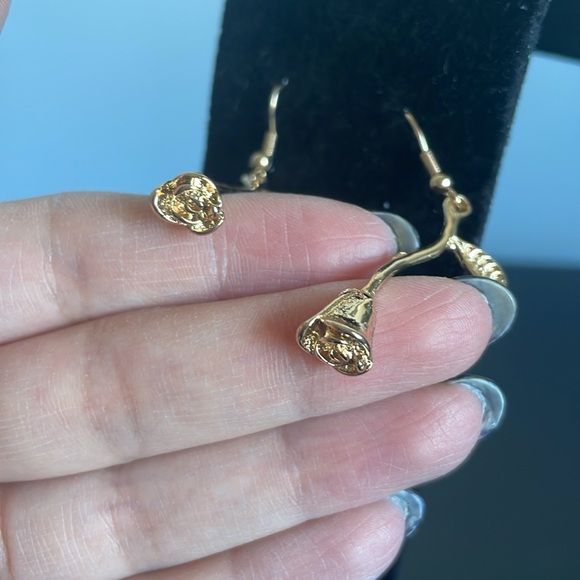🆕 Gorgeous rose shape earrings - Picture 3 of 3